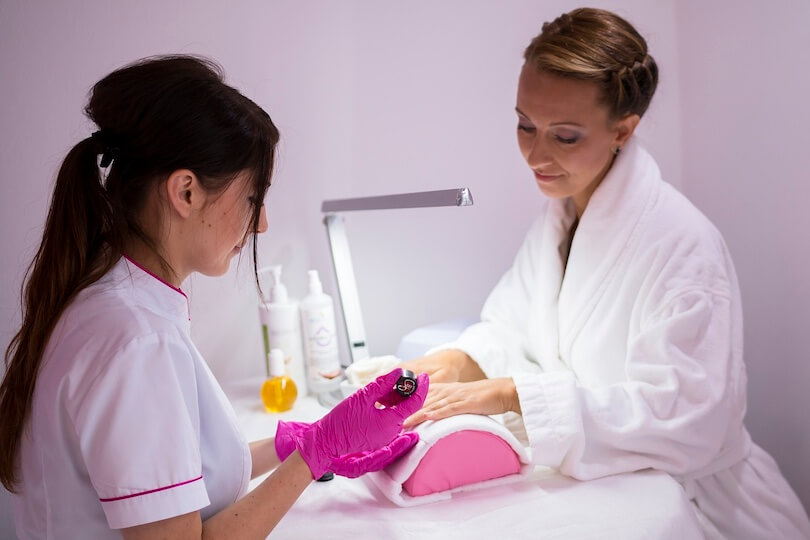 Kobieta u kosmetyczki